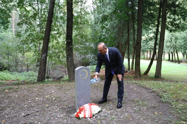 Çavuşoğlu'ndan Litvanya'da Türk şehitliğine ziyaret